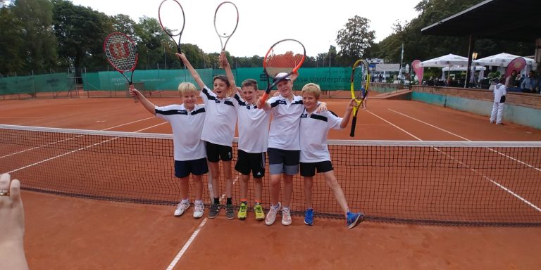 U 10 Mannschaft ungeschlagen Meister