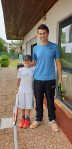 Jugendwart und Trainer Julian Völker mit sich Lenny Süß