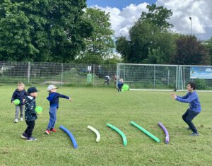 Fit & Ball / bunte Schlangen im Stadion Fit & Ball / bunte Schlangen im Stadion