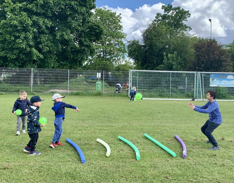 Fit & Ball – bunte Schlangen im Stadion
