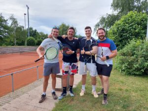 David Kasper - 2de von Links - erfolgreich in der Medenrunde David Kasper - 2de von Links - erfolgreich in der Medenrunde