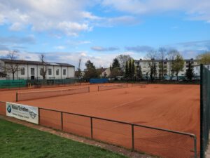 Es wieder mit dem Tennisspielen los